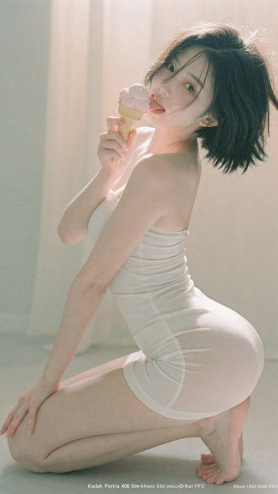 Analog Elegance: K-Pop Idol in Soft Film Grain and Diffused Light