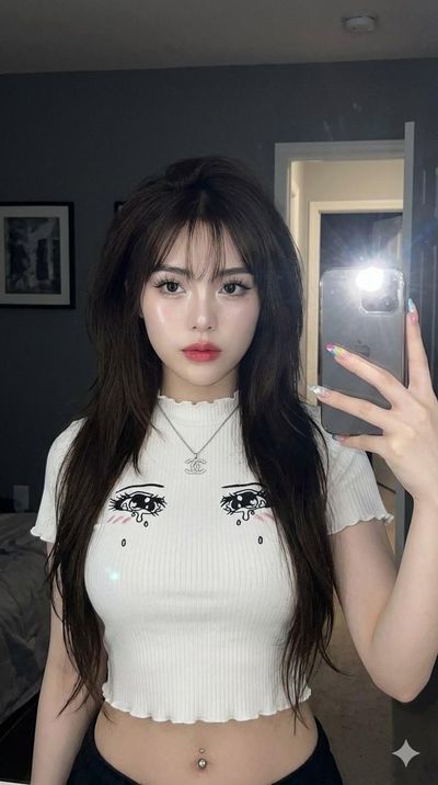 Elegant and Cool: A Stunning Asian Woman in a Mirror Shot