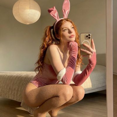 Dreamy Mirror Selfie in Soft Golden Hour Light