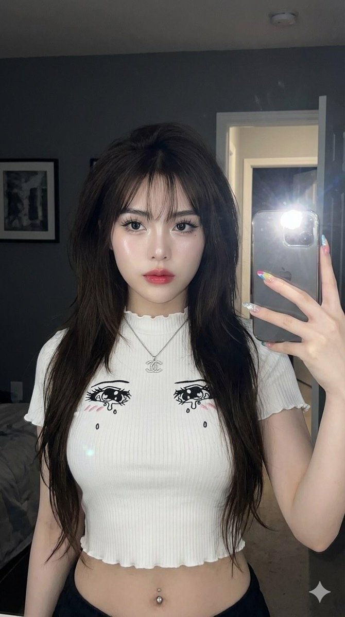 Elegant and Cool: A Stunning Asian Woman in a Mirror Shot