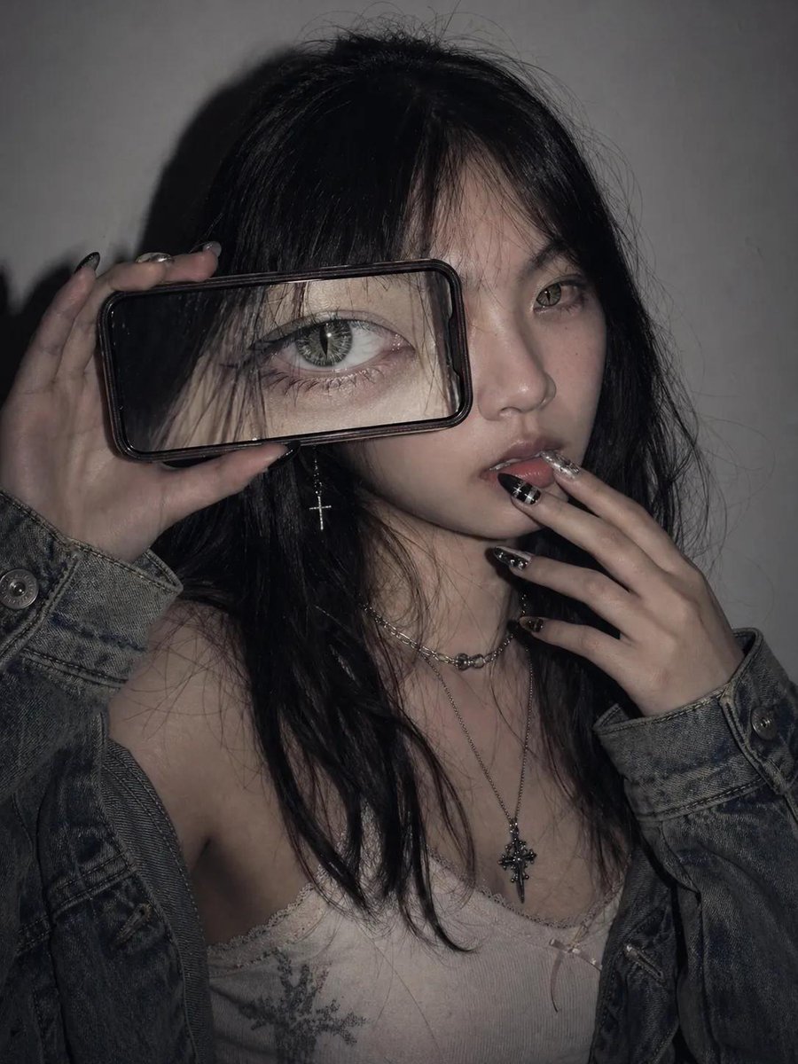 Trendy Mirror Selfie: A Modern Twist on Lifestyle Branding
