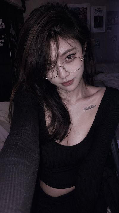 Captivating Glance: The Allure of a Modern Internet Star