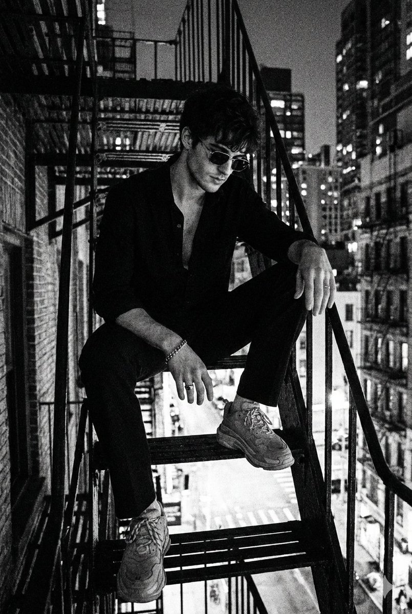 Noir Vibes: 90s Megacity Street Style