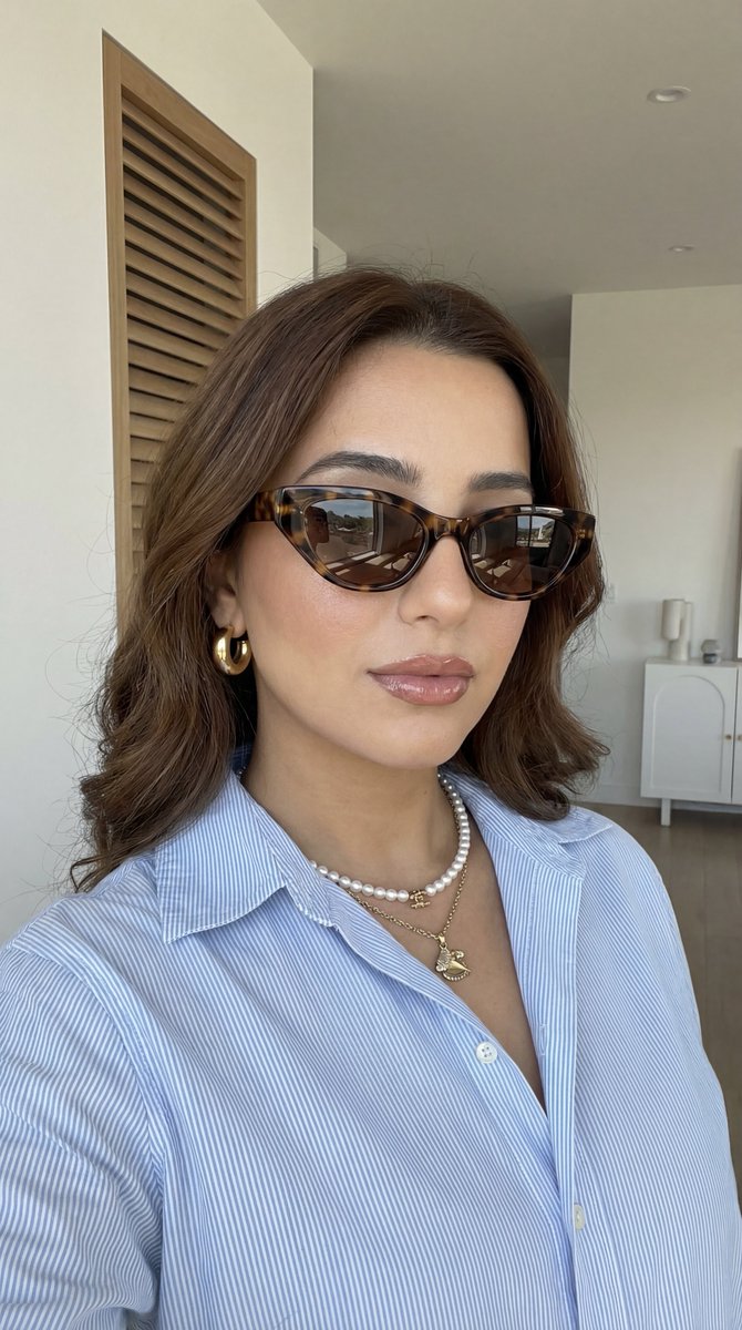 Chic Daylight Selfie: A Fashion Moment