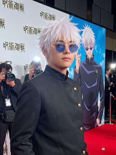 Young celebrity cosplays Gojo Satoru at anime premiere event