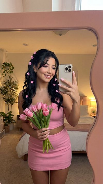 Chic Selfie with a Floral Touch