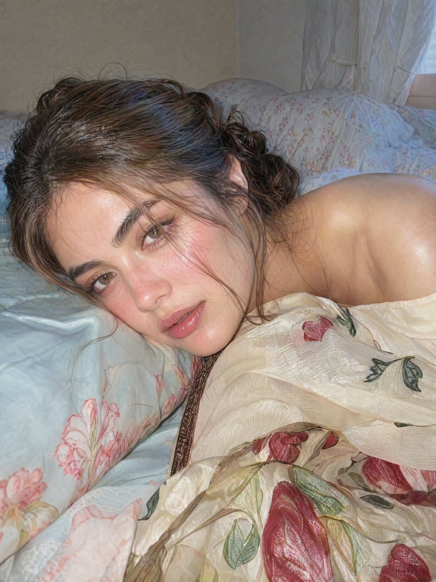 Dreamy Glass-Skin Beauty in Soft Light