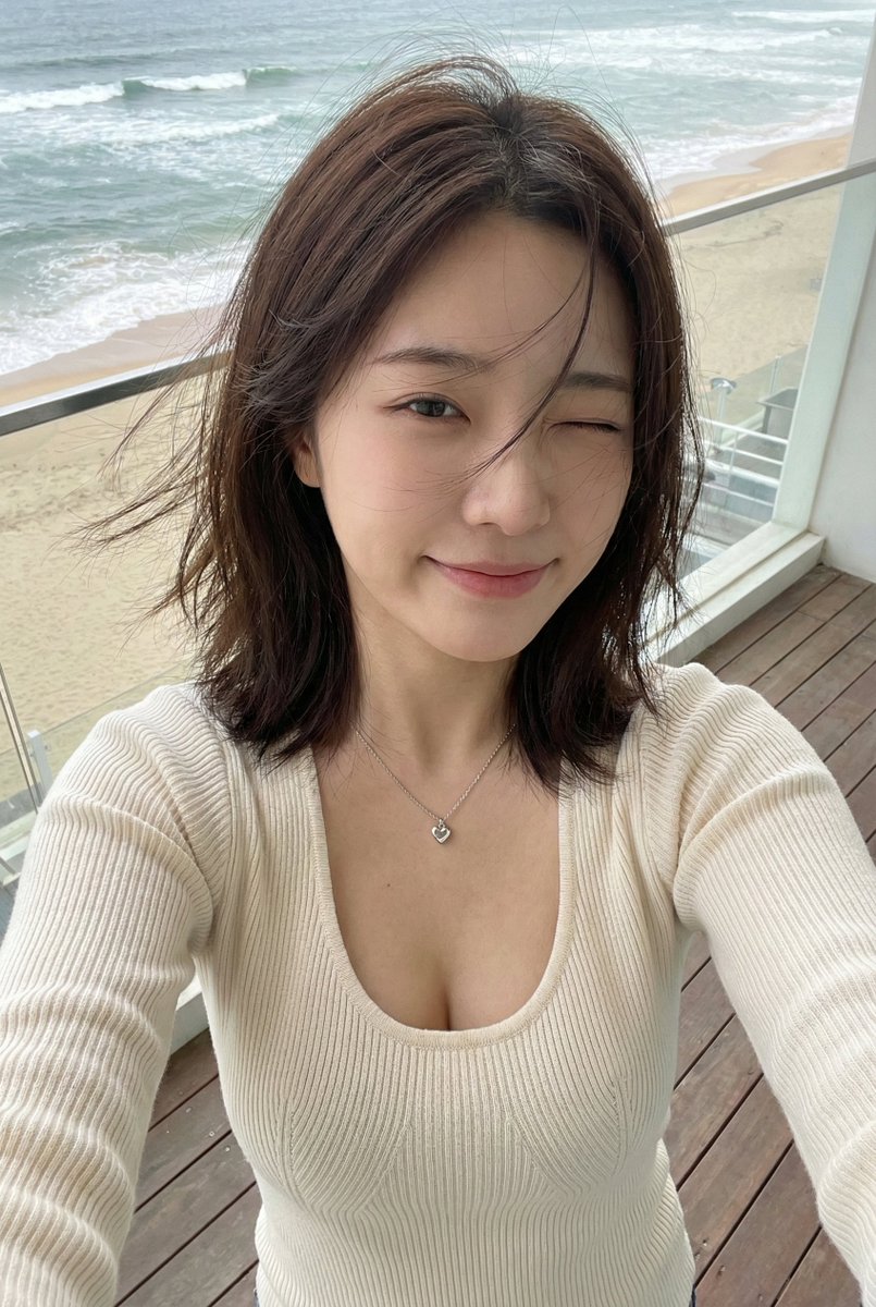 Seaside Selfie: Flirty Vibes in the Breeze