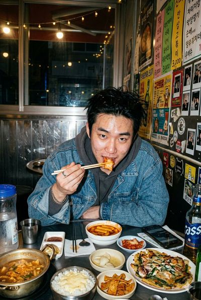 A Night at the Korean Eatery: Capturing Street Style