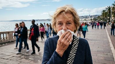 Intimate Street Portrait: Candid Moment on the Promenade