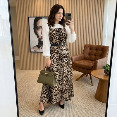 Elegance in Reflection: A Modern Selfie