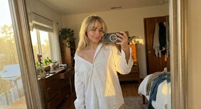 Golden Hour Glow: Sabrina Carpenter's Candid Mirror Moment