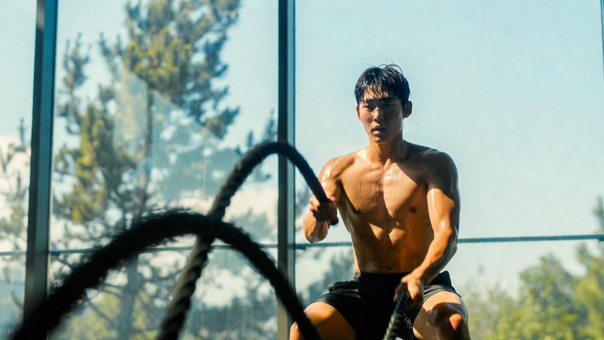 Dynamic Battle Rope Action in a Modern Gym