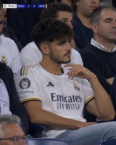 Surprised Real Madrid fan caught on live broadcast at Bernabéu