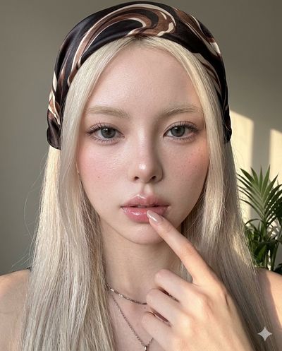 Cool-Girl Allure: A Portrait of Subtle Elegance