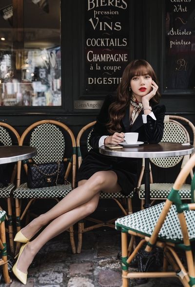 Platinum Elegance at a Parisian Cafe