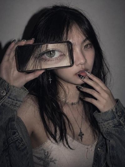 Trendy Mirror Selfie: A Modern Twist on Lifestyle Branding