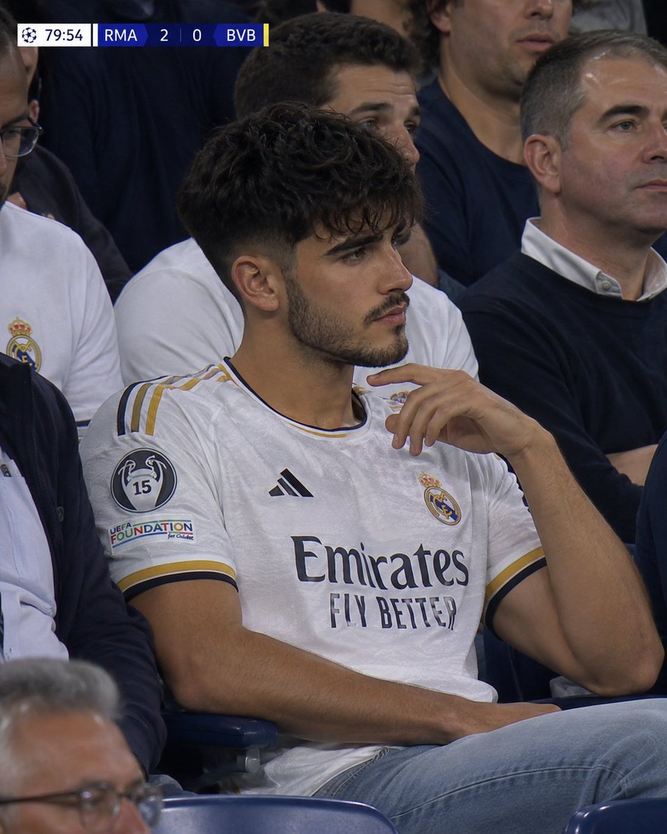 Surprised Real Madrid fan caught on live broadcast at Bernabéu