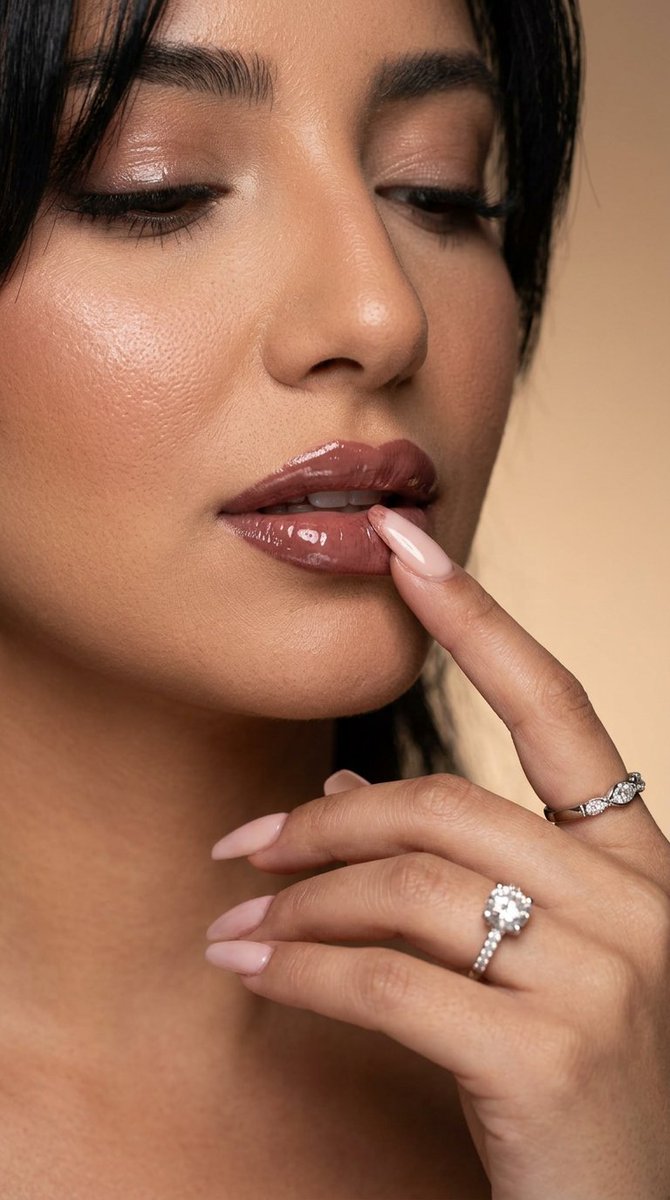 Seductive Gloss: The Art of Lip Elegance