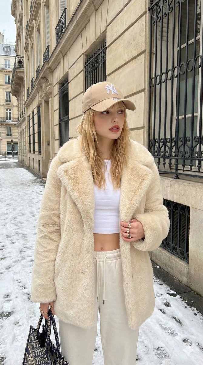Chic Winter Street Style: A Fashionable Encounter