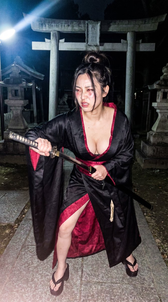Yuna grips a katana under a harsh Xenon flash in Kyoto