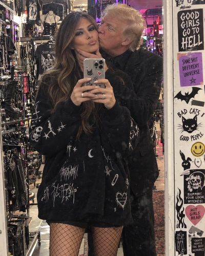 Trump and Melania take a punk shop mirror selfie with a kiss