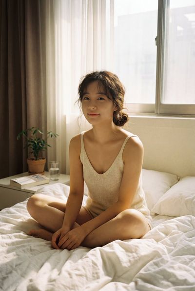 Morning Radiance: A Cozy Boudoir Portrait
