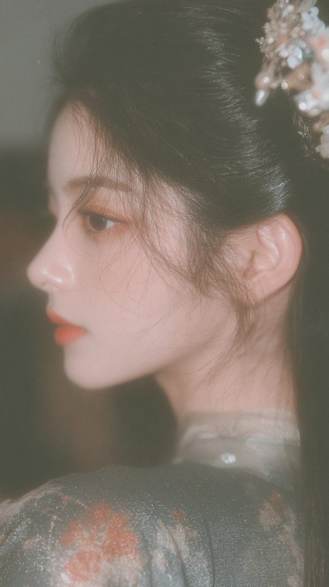 Soft-light CCD portrait blurs a graceful Song-dynasty beauty in private boudoir