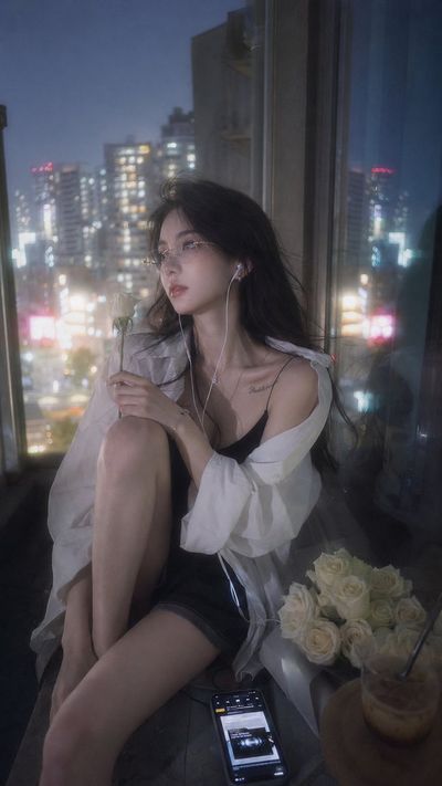 A Chinese idol relaxes on a Tokyo balcony at blue hour