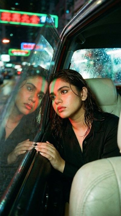 Solitary Reflections in Neon Streets