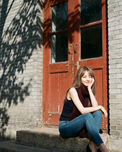 Capturing Asymmetrical Balance in a Candid Street Portrait