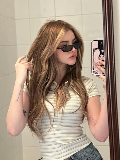 Chic Reflections: A Gen-Z Selfie Moment