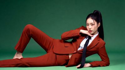 Elegant Confidence: A Powerful Yet Relaxed Fashion Moment
