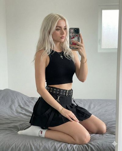 Kawaii Grunge: A Bedroom Selfie