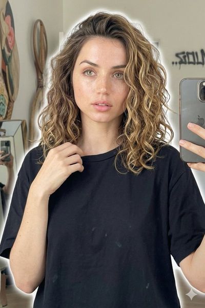 Chic Reflection: Effortless Confidence in a Mirror Selfie